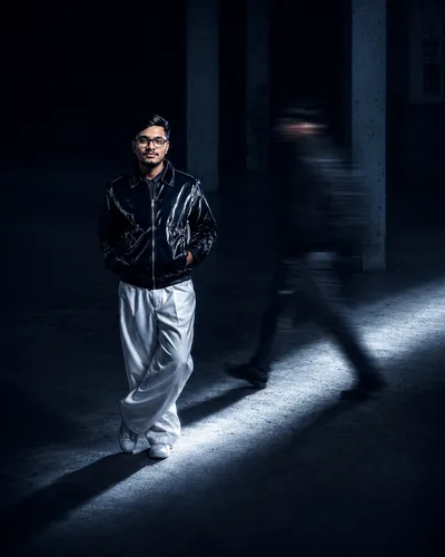 Spotlight Motion Blur Portrait AI Prompt Guide